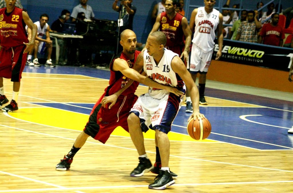 Hansel Salvador La Cancha recibe una fuerte defensa de Elvis Arroyo San Sebastian 